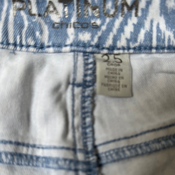 Chico's Platinum Blue and White Patterned Cropped Jeans size 12-14 (2.5) - Picture 8 of 8